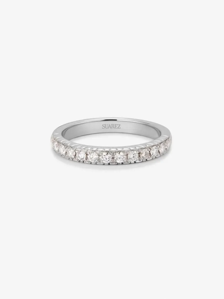 Media alianza de oro blanco de 18K con 13 diamantes en talla brillante con un total de 0,27 cts