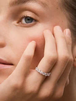 Media alianza de oro blanco de 18K con 8 diamantes en talla brillante con un total de 1,6 cts