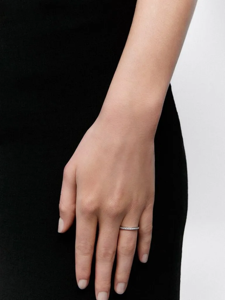 Media alianza de oro blanco de 18K con 18 diamantes en talla brillante con un total de 0,17 cts