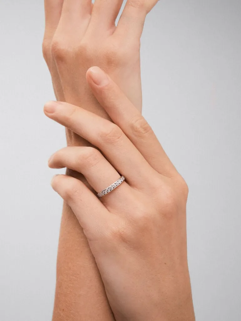 Media alianza de oro blanco de 18K con 13 diamantes en talla brillante con un total de 0,67 cts