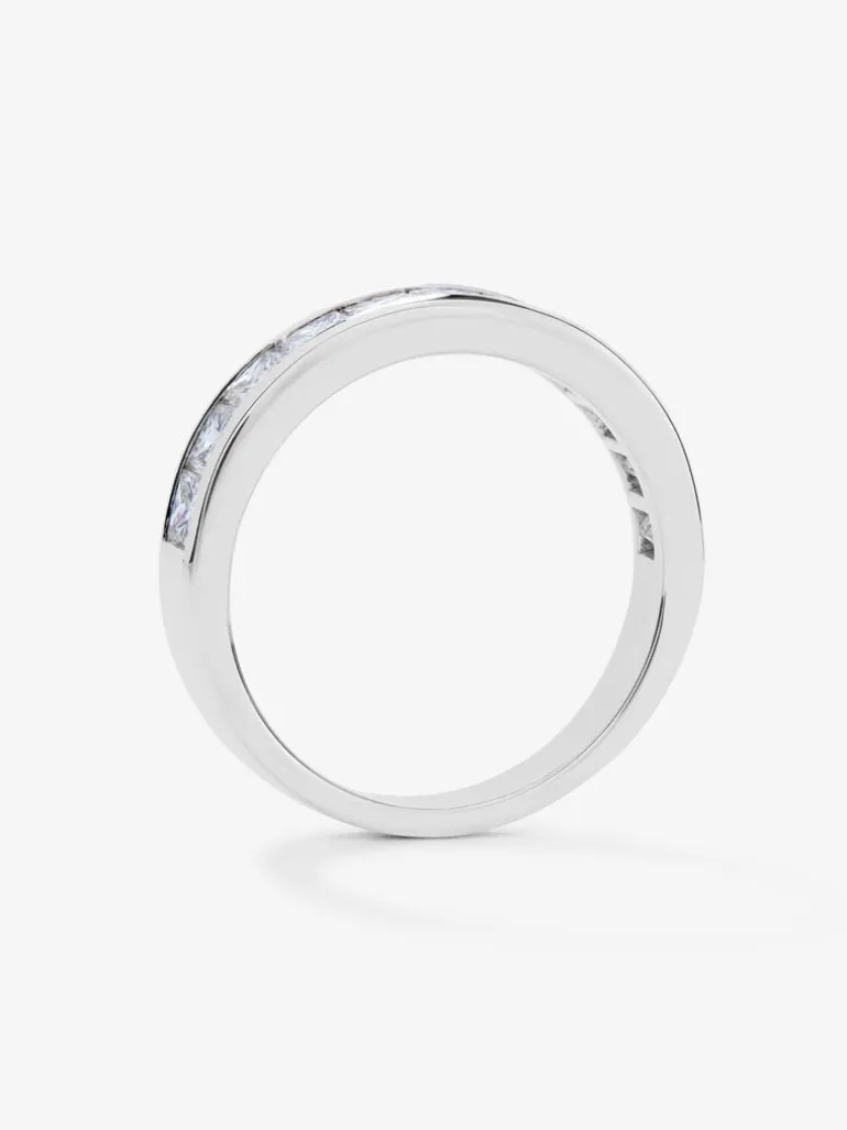 Media alianza de oro blanco de 18K con 11 diamantes en talla princesa con un total de 1,28 cts