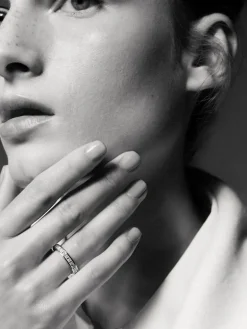 Media alianza de oro blanco de 18K con 13 diamantes en talla princesa con un total de 0,98 cts