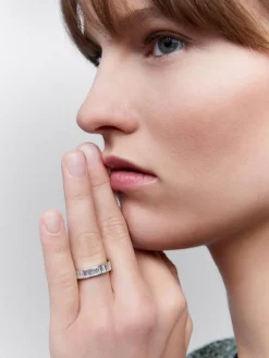 Media alianza de oro blanco de 18K con diamantes en talla baguette con un total de 1,83 cts