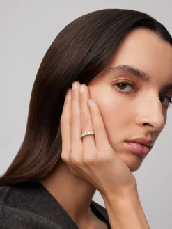 Media alianza de oro blanco de 18K con 8 diamantes en talla brillante con un total de 2,05 cts