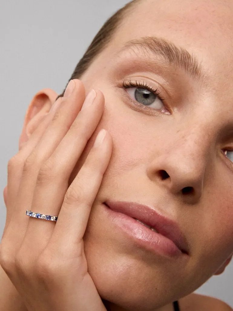 Media alianza de oro blanco de 18K con 5 zafiros azules en talla brillante con un total de 0,39 cts y 4 diamantes en talla brillante con un total de 0,24 cts