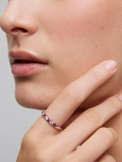 Media alianza de oro blanco de 18K con 5 rub&iacute;es en talla brillante con un total de 0,44 cts y 4 diamantes en talla brillante con un total de 0,26 cts