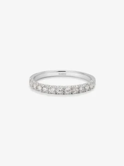 Media alianza de oro blanco de 18K con 13 diamantes en talla brillante con un total de 0,37 cts