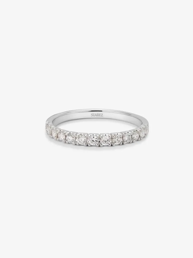 Media alianza de oro blanco de 18K con 13 diamantes en talla brillante con un total de 0,37 cts