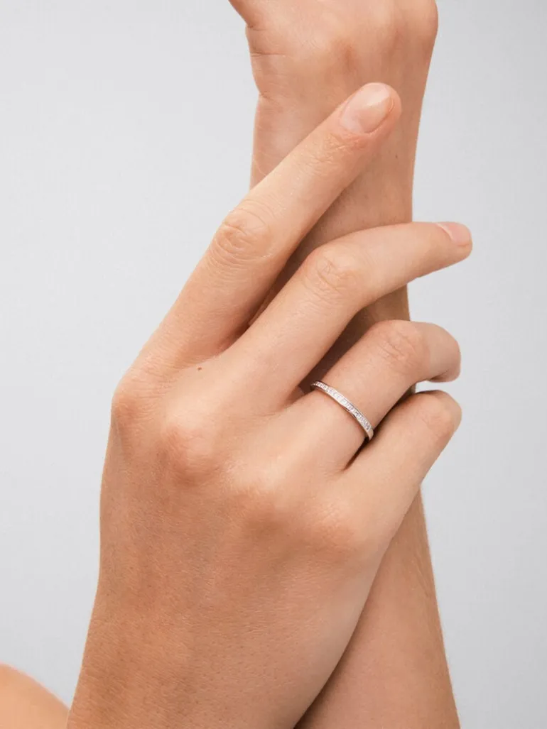 Media alianza de oro blanco de 18K con 19 diamantes en talla princesa con un total de 0,29 cts