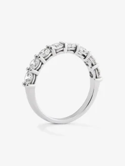 Media alianza de oro blanco de 18K con 8 diamantes en talla brillante con un total de 1,16 cts