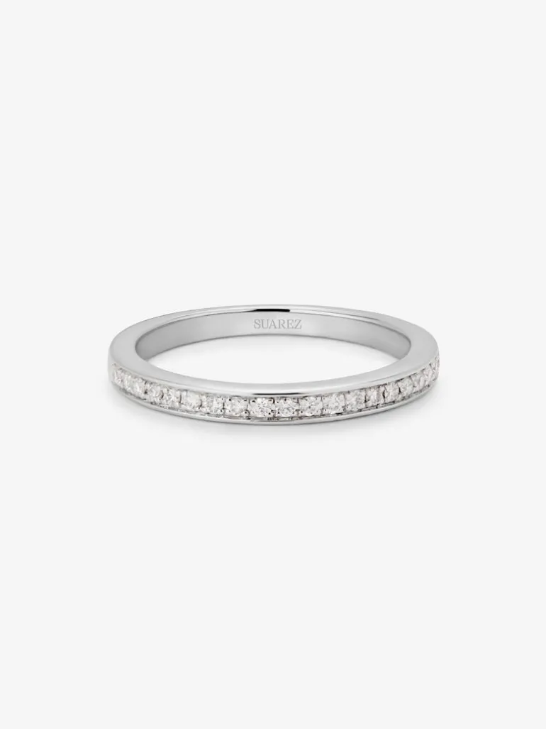 Media alianza de oro blanco de 18K con 20 diamantes en talla brillante con un total de 0,12 cts