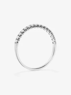 Media alianza de oro blanco de 18K con 13 diamantes en talla brillante con un total de 0,39 cts