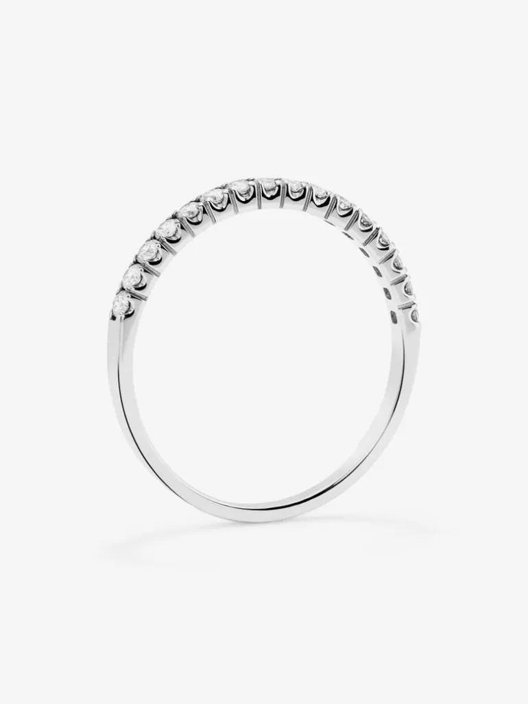 Media alianza de oro blanco de 18K con 13 diamantes en talla brillante con un total de 0,39 cts