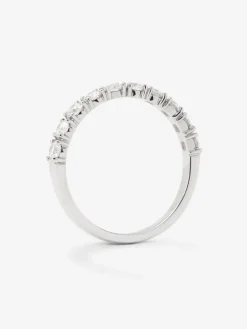 Media alianza de oro blanco de 18K con 10 diamantes en talla brillante con un total de 0,74 cts