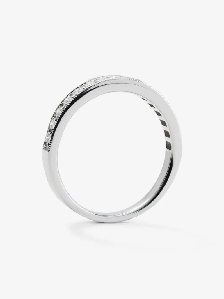 Media alianza de oro blanco de 18K con 16 diamantes en talla brillante con un total de 0,29 cts
