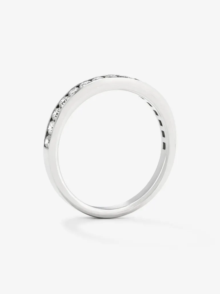Media alianza de oro blanco de 18K con 16 diamantes en talla brillante con un total de 0,5 cts