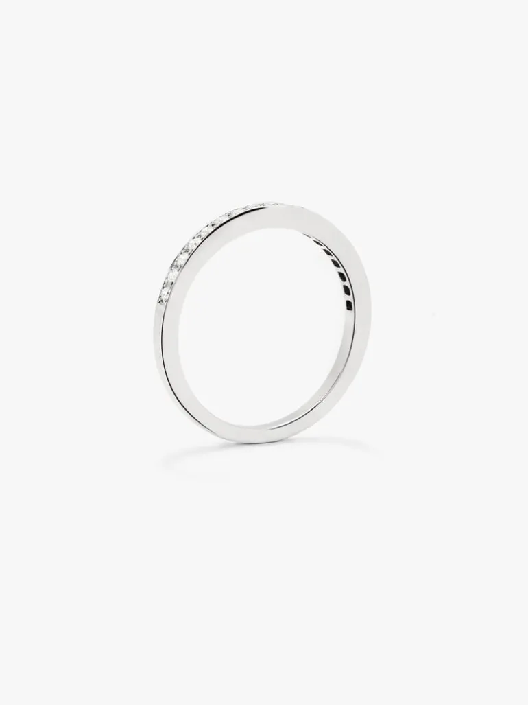 Media alianza de oro blanco de 18K con 15 diamantes en talla brillante con un total de 0,31 cts