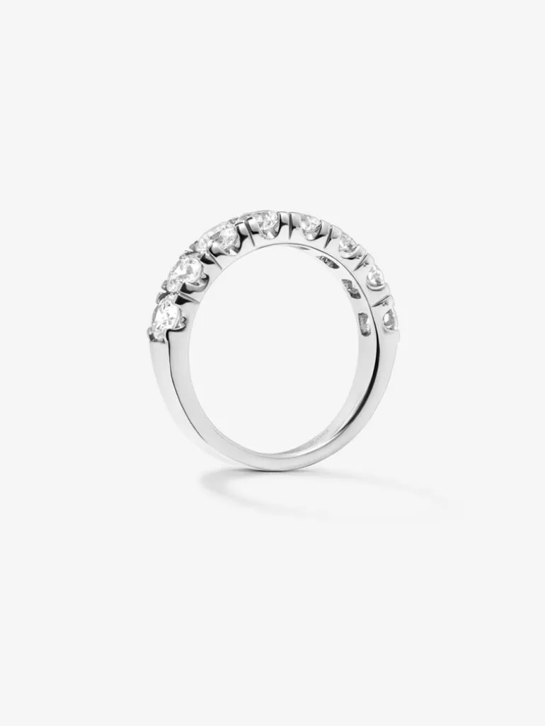 Media alianza de oro blanco de 18K con 11 diamantes en talla brillante con un total de 0,55 cts