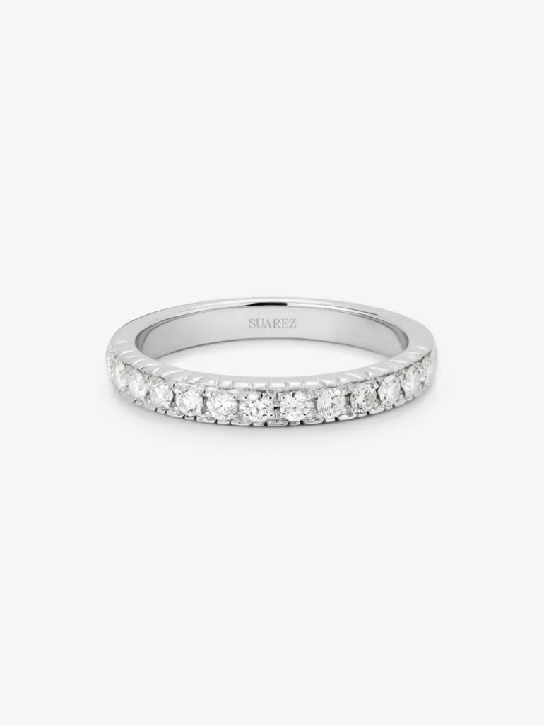 Media alianza de oro blanco de 18K con 13 diamantes en talla brillante con un total de 0,27 cts