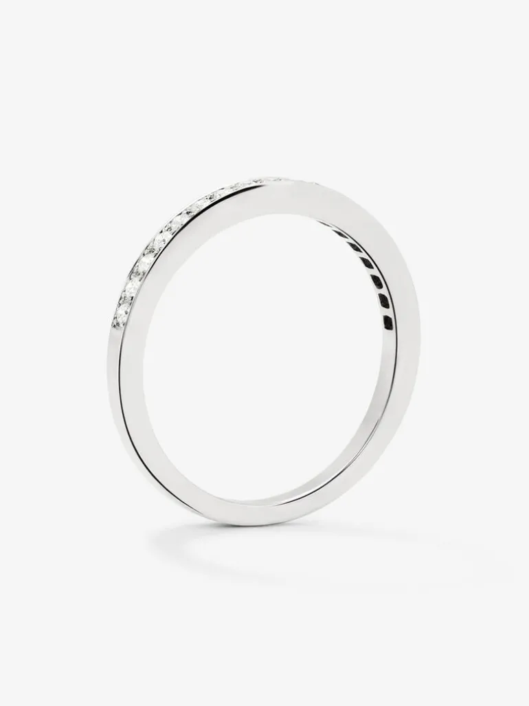 Media alianza de oro blanco de 18K con 18 diamantes en talla brillante con un total de 0,17 cts