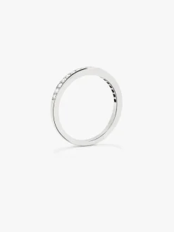 Media alianza de oro blanco de 18K con 11 diamantes en talla brillante con un total de 0,6 cts