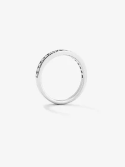 Media alianza de oro blanco de 18K con 13 diamantes en talla brillante con un total de 0,67 cts