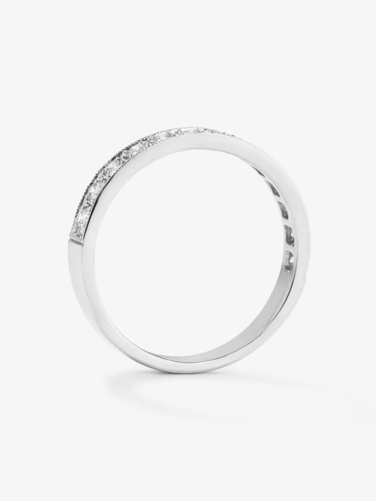 Media alianza de oro blanco de 18K con 13 diamantes en talla brillante con un total de 0,36 cts