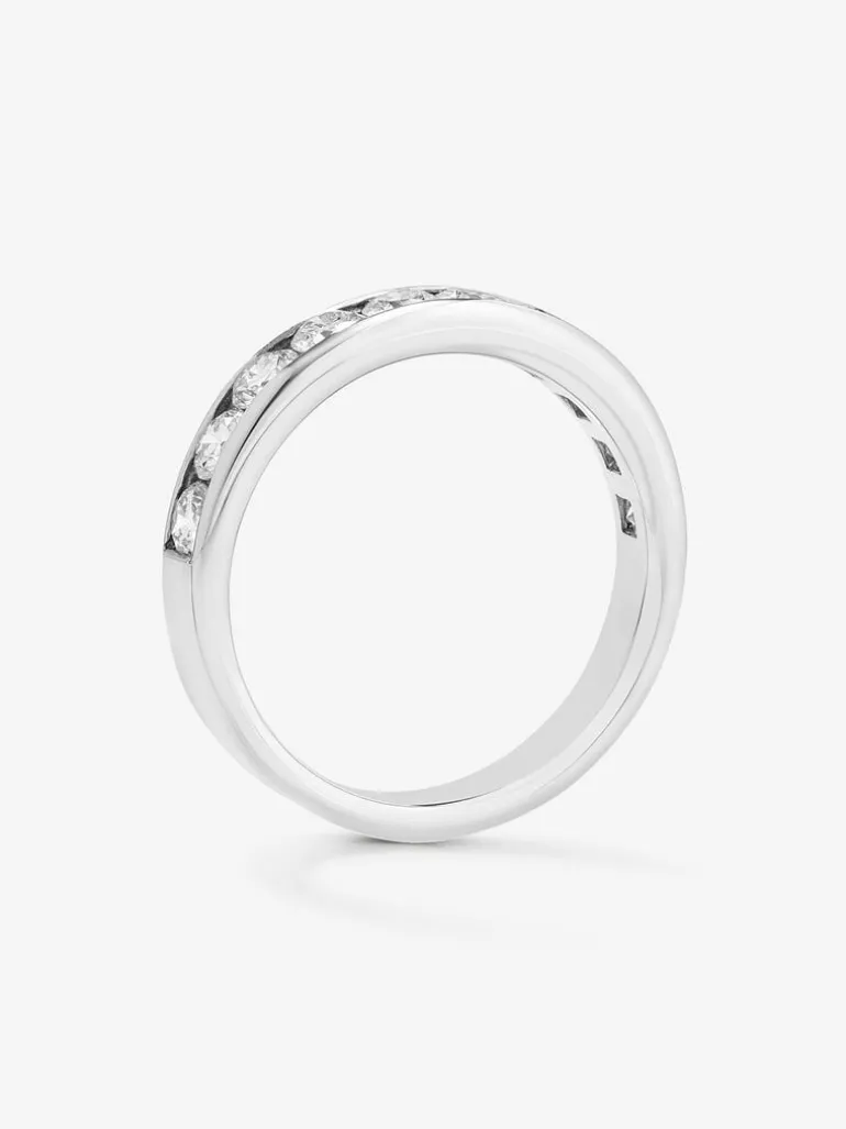 Media alianza de oro blanco de 18K con 10 diamantes en talla brillante con un total de 1,1 cts