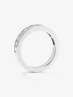 Media alianza de oro blanco de 18K con 13 diamantes en talla princesa con un total de 0,98 cts