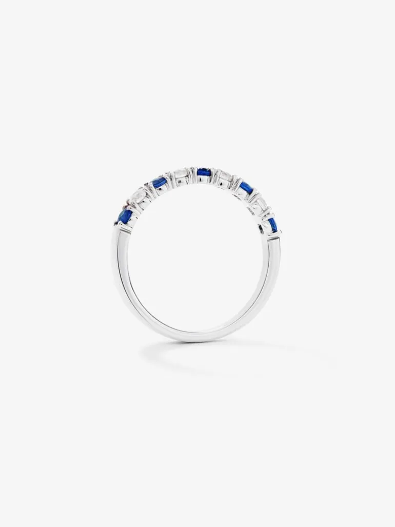 Media alianza de oro blanco de 18K con 5 zafiros azules en talla brillante con un total de 0,39 cts y 4 diamantes en talla brillante con un total de 0,24 cts
