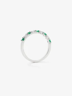 Media alianza de oro blanco de 18K con 5 esmeraldas en talla brillante con un total de 0,28 cts y 4 diamantes en talla brillante con un total de 0,23 cts