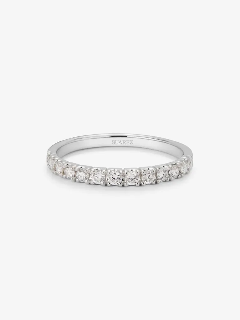 Media alianza de oro blanco de 18K con 13 diamantes en talla brillante con un total de 0,37 cts