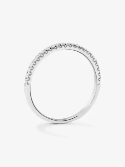 Media alianza de oro blanco de 18K con 23 diamantes en talla brillante con un total de 0,15 cts