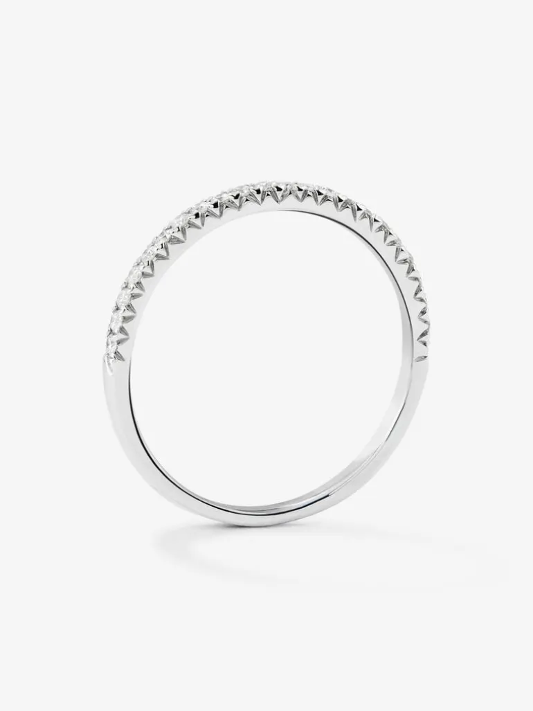 Media alianza de oro blanco de 18K con 23 diamantes en talla brillante con un total de 0,15 cts