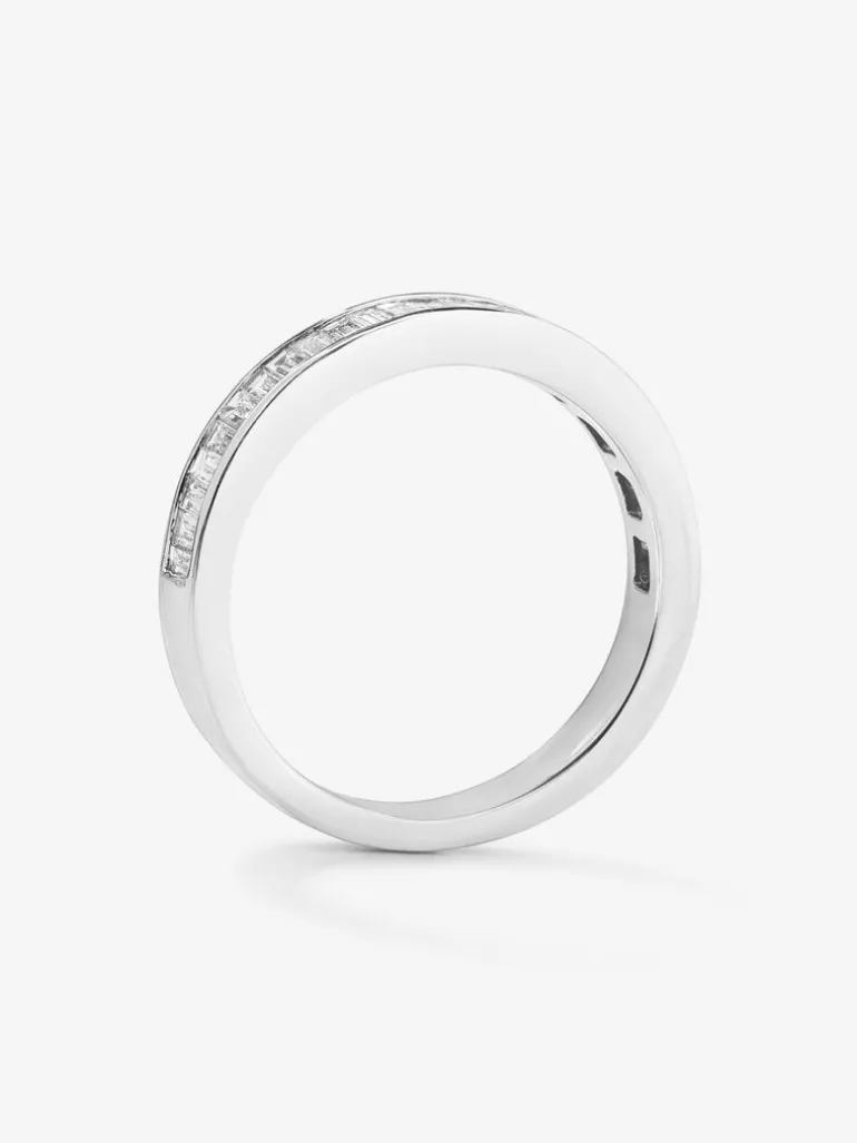 Media alianza de oro blanco de 18K con 31 diamantes en talla baguette con un total de 0,5 cts
