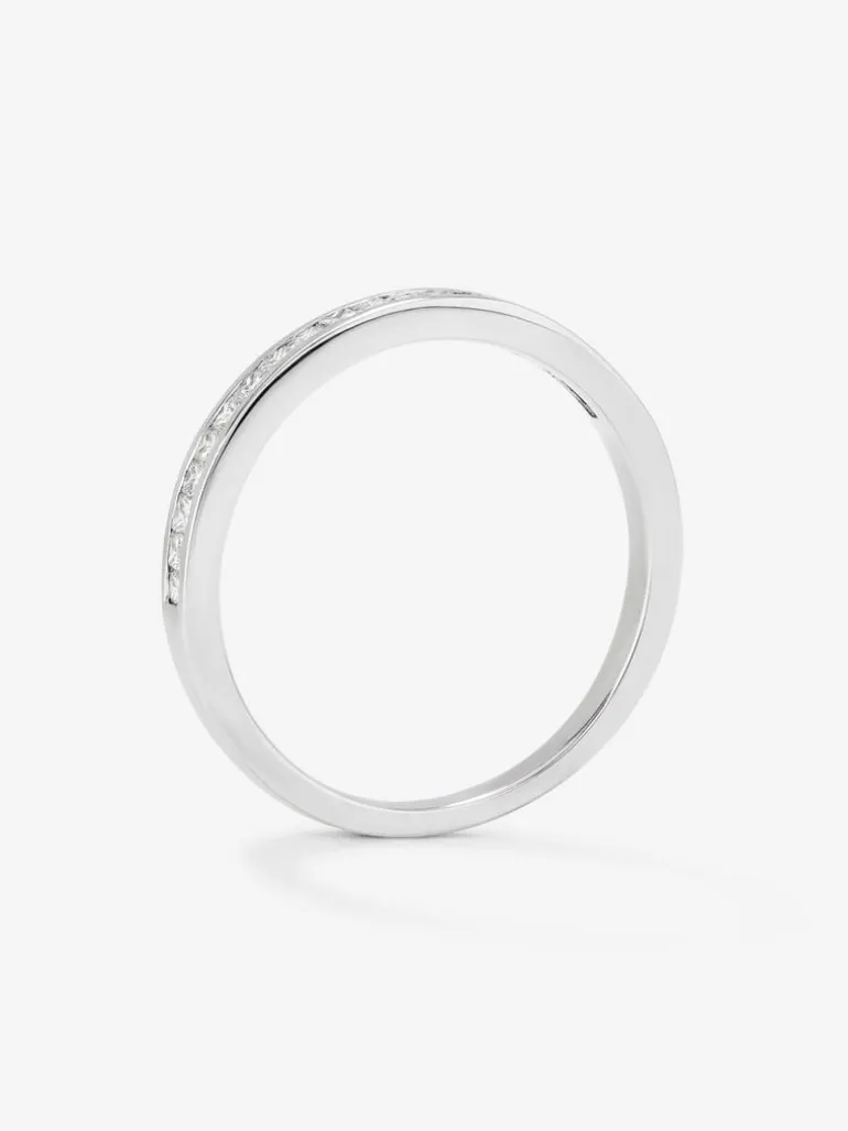 Media alianza de oro blanco de 18K con 19 diamantes en talla princesa con un total de 0,29 cts