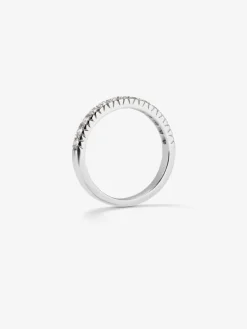 Media alianza de oro blanco de 18K con 13 diamantes en talla brillante con un total de 0,27 cts