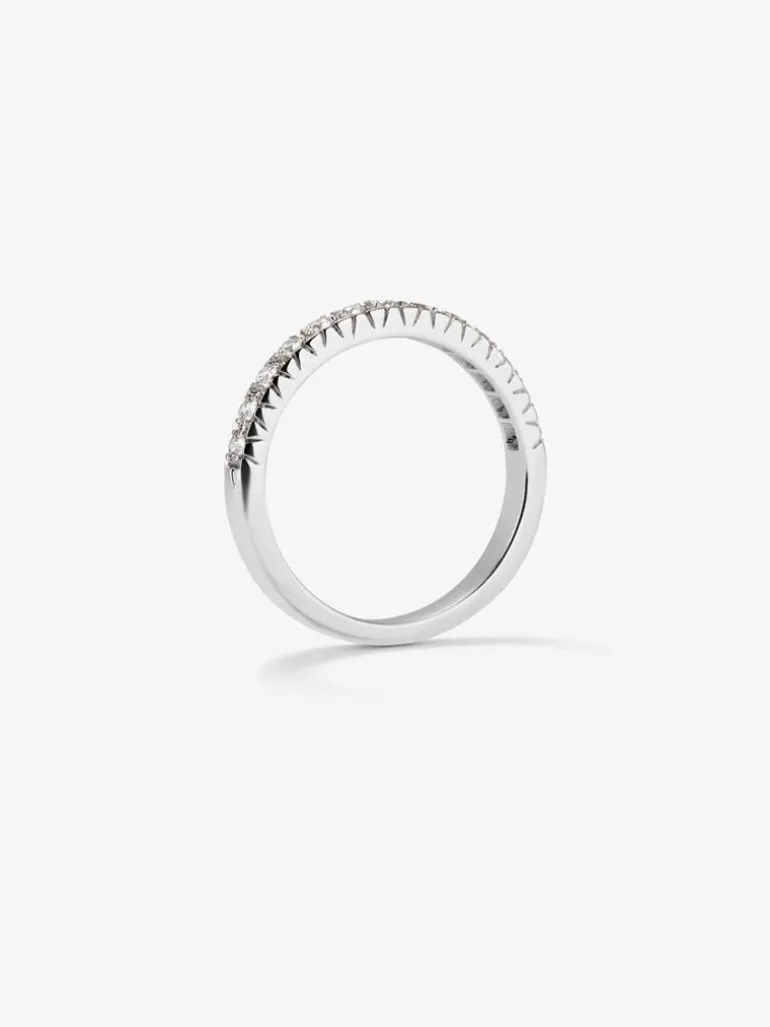 Media alianza de oro blanco de 18K con 13 diamantes en talla brillante con un total de 0,27 cts