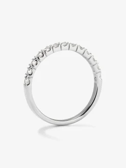 Media alianza de oro blanco de 18K con 13 diamantes en talla brillante con un total de 0,37 cts