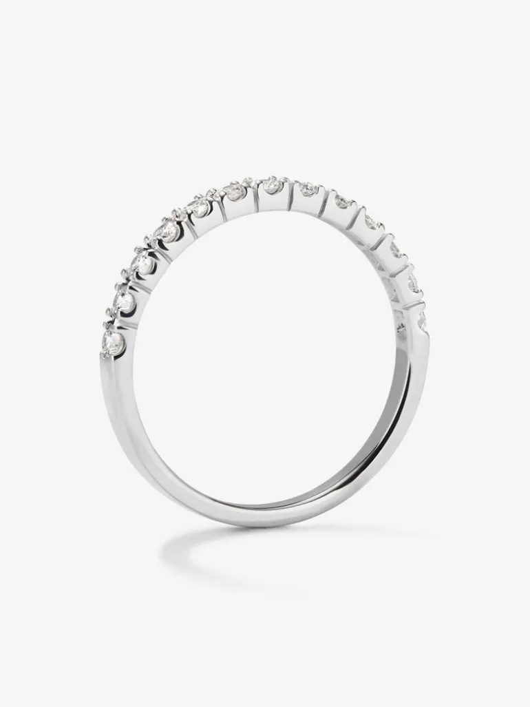 Media alianza de oro blanco de 18K con 13 diamantes en talla brillante con un total de 0,37 cts