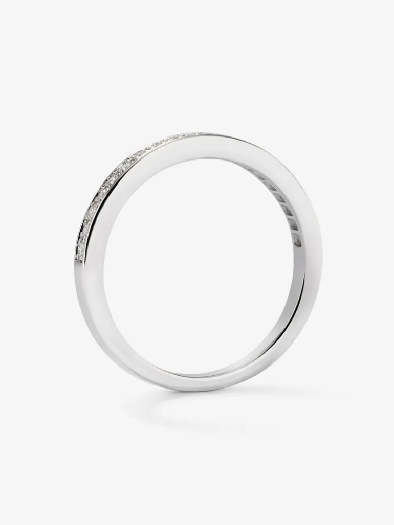 Media alianza de oro blanco de 18K con 20 diamantes en talla brillante con un total de 0,12 cts