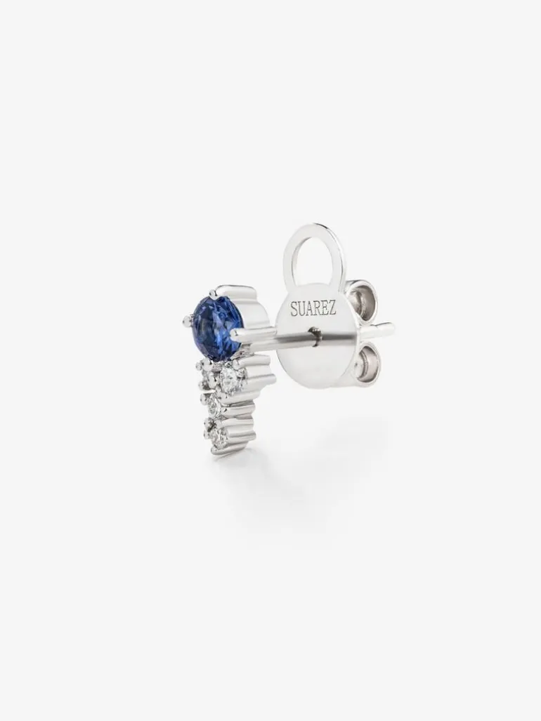 Pendiente individual derecho de oro blanco de 18K con zafiro y diamantes