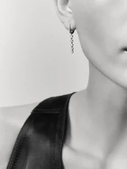 Pendientes aro largo de oro blanco de 18K con diamantes
