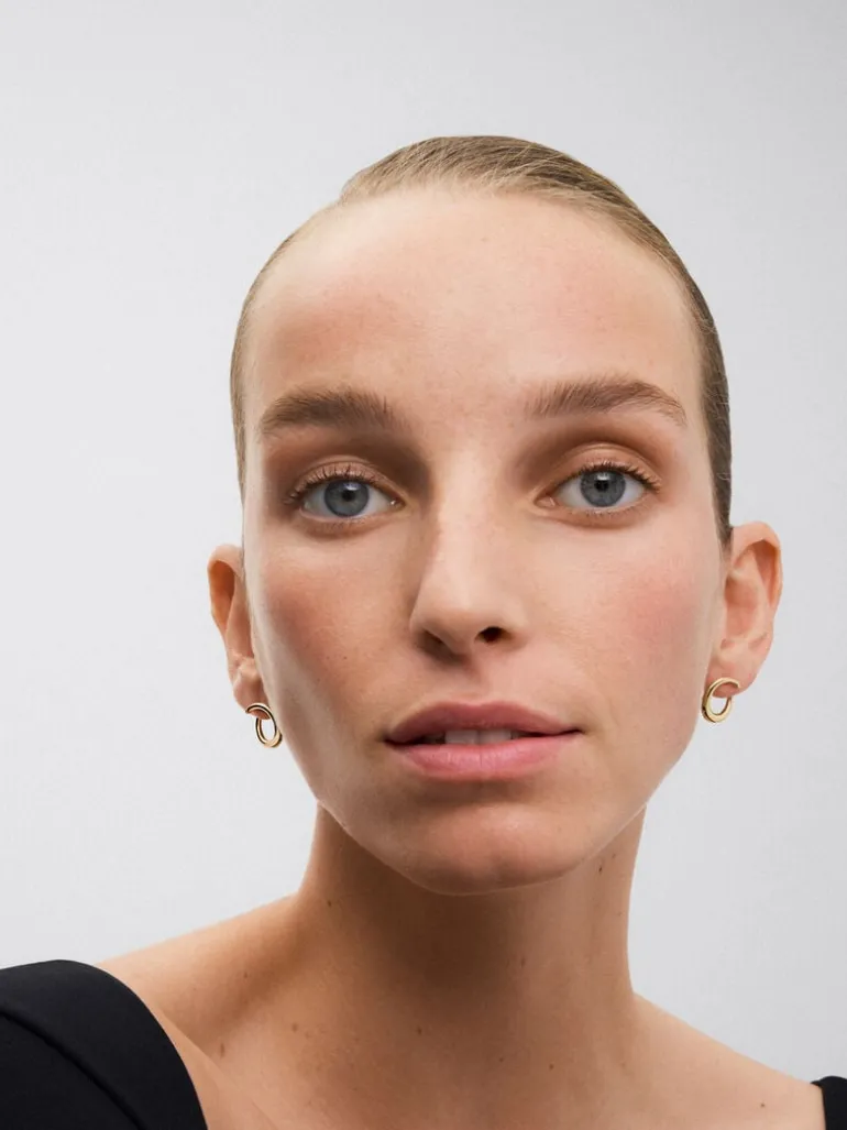 Pendientes aro liso pequeño de oro amarillo de 18K con diamante