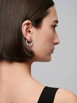 Pendientes de aro abiertos medianos de oro blanco de 18K con pavé de diamantes en talla brillante 2,13 cts