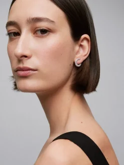 Pendientes de aro abiertos pequeños de oro blanco de 18K con pavé de diamantes