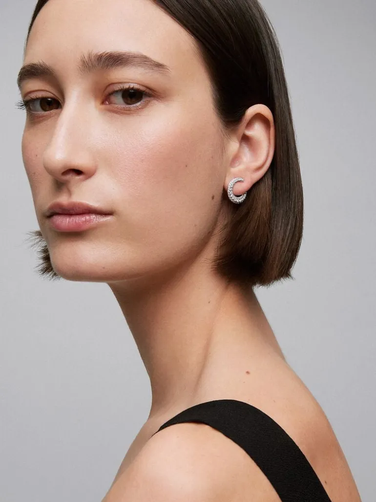 Pendientes de aro abiertos pequeños de oro blanco de 18K con pavé de diamantes