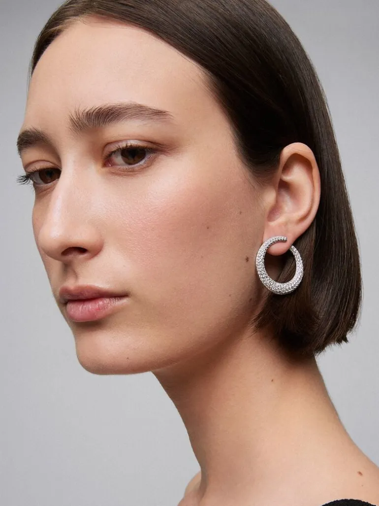Pendientes de aro abiertos grandes de oro blanco de 18K con pavé de diamantes blancos en talla brillante de 3,9 cts