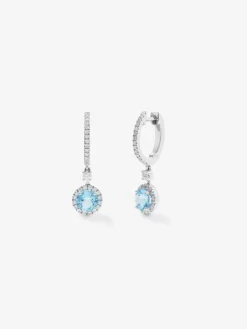 Pendientes de aro de oro blanco de 18K con 2 topacios azul swiss en talla brillante con un total de 1,13 cts y 60 diamantes en talla brillante con un total de 0,24 cts