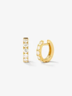 Pendientes de aro de oro amarillo de 18K con 12 diamantes en talla brillante con un total de 0,65 cts